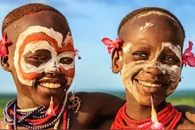 摩西族女子为什么要割破自己的嘴唇？图片