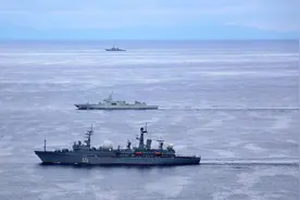 和055驱逐舰同框，体型更大的俄罗斯“巨舰”什么来历？图片