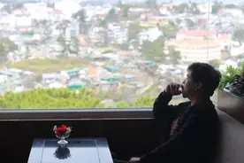 他被富婆包养，成了首富，年老却被打被虐，为自己的选择买单图片
