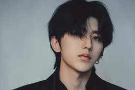 蔡徐坤更博：情人，黑西装内搭镂空衬衫，背心蓝色玫瑰在线撩人图片