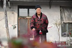 102岁老寿星，从不为生活纠结，没有养生秘诀，至今不用儿女伺候图片