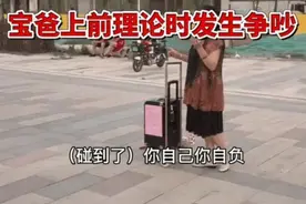 广场大妈驱赶孩子，称影响“舞感”，宝爸上前理论被呛回图片