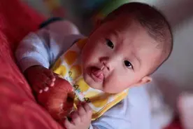孩子长期两种吃，可能会让宝宝悄悄变“笨”还积食，宝妈要警惕了图片