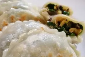 2元一个的韭菜盒子很简单，皮薄馅多鲜嫩多汁，一口一个真过瘾图片