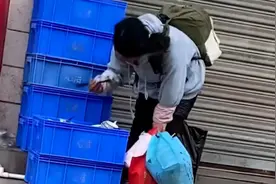 广东一男子上班偶遇女孩餐馆外捡剩菜吃：背着大包小包用筷子夹菜图片