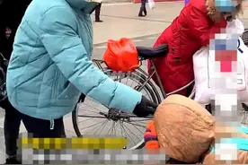 女子穿着破烂在路口乞讨，大妈勇敢出手揭穿骗局：姜还是老的辣图片