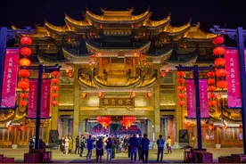 新建的太湖“古”镇，烟火秀媲美迪士尼，游客：不错的商业街图片