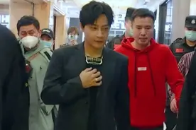 陈志朋现身成都，发型利落有粉丝送花，网友：终于恢复正常了图片