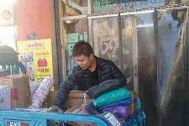 涿州19岁“独臂少年”努力撑起一个家→图片