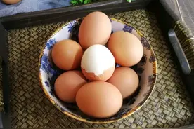 煮鸡蛋，别只知道用清水，多加一味料，蛋壳手一搓就掉，快捷干净图片