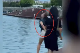 郑州3名老外往湖里吐痰扔鞋取乐，拍摄者称看对方人多没敢阻止，目前正在寻人图片