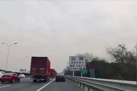 高速竟然可以走应急车道了？不会被处罚吗？交警：可以走，没问题图片