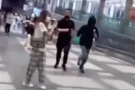 太疯狂！15岁男星被上百名私生围堵狂奔，身旁只有一个保安图片