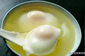 水煮荷包蛋为什么出现蛋散和白泡泡，大厨：开水不可以将鸡蛋下锅图片