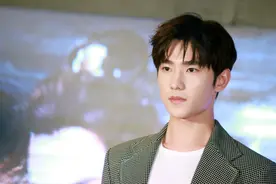 杨洋的日常穿搭，化身元气十足的哥哥图片