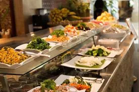 内行人吃自助餐，从不拿这4种食物，成本低涨肚子，不懂的人爱吃图片