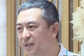 51岁张嘉益两鬓斑白，与好友相聚状态好，捏王楠女儿脸蛋满脸慈爱图片