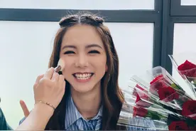 邓紫棋生日男友罕现身，一同出镜还穿情侣装，拍搞怪视频大秀恩爱图片