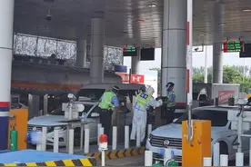 逢车必查、逢人必验！北京54个公安检查站严守公路防线图片