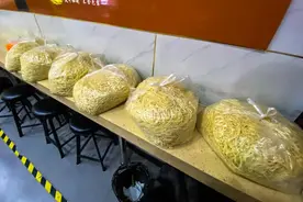 一天能接100多单外卖！恢复堂食后，郑州的热干面店铺“满血”复活图片