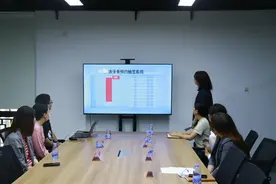 来，张大嘴巴！你的免费洗牙券摇中了！图片