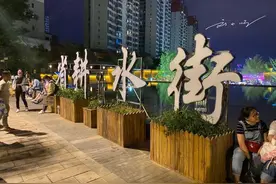 云南昭通最热闹的夜市，就在市中心，每天人山人海，游客都去打卡图片