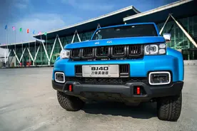 BJ40刀锋英雄版，搭载全新2.0T柴油发动机，越野性能更强大图片