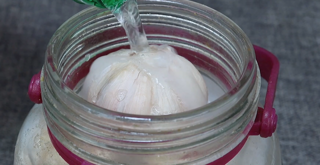把雪碧倒进大蒜里，原来外面卖的糖蒜是这样做的，清甜爽脆真好吃