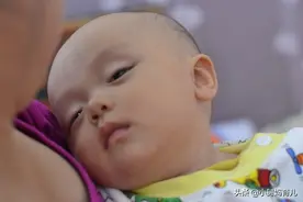 宝宝有些奇怪的举动，是正常现象吗？是什么原因，你真的知道吗？图片