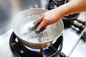 小馆子里的大制作，蛇汤制作全过程，来挑战一下吧！视频封面