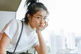 张子枫太会玩了，裤子加了2块布料秒变裙子，但要逼疯强迫症图片