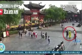 “锦衣卫”带刀南京夫子庙闲逛 民警：站住！你们带的是管制刀具图片