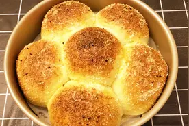 一碗面粉，一包牛奶，掌握2个小技巧，在家也能做椰蓉小面包图片