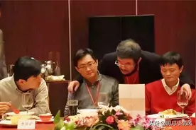 一手压着2名“中国首富”，这位神秘的大胡子，他究竟是谁？图片