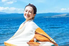 章子怡海边度假美翻了，金色丝巾配复古风发带，高级优雅又时尚图片
