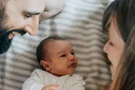 孩子喜欢“贴着妈妈”睡觉，是在表达“另类饥饿”，注意别拒绝图片