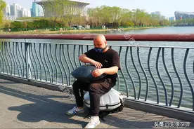 街头艺人秀“稀罕”才艺，路人被乐器吸引，有人忍不住“试试”图片