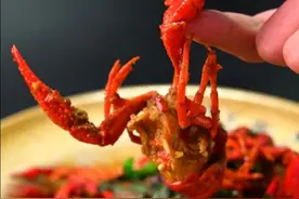 小龙虾最好吃的做法，3斤龙虾1瓶啤酒，上桌就被抢光了，太香了。图片