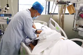 漳州909医院：从学校宿舍床上铺滑落 16岁高中生脾脏撞裂图片