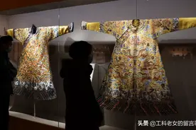 国博金玉满堂展：乾隆的单龙袍，道光的棉龙袍图片