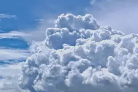 云层里，可能存在着一群能控制气候的邪恶生物图片