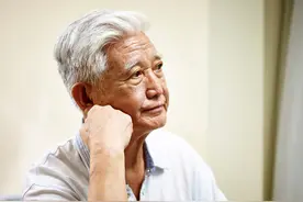 中老年人长白发，意味着身体在衰老，究竟是缺乏什么？详细告知您图片