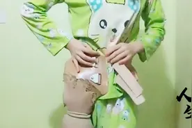 因为意外成为了一条腿的残疾姑娘，但她却非常坚强，乐观生活视频封面