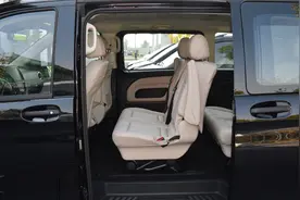 奔驰MPV终于跌到28万，不仅车长5.3米，还配有9AT图片