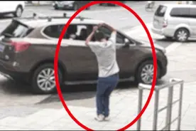 司机有苦难言！而一张纸条却让五旬司机破尴尬局面图片