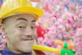 52岁“光头强”：光环褪去无人问津，卖掉豪车换摩的，娇妻也跑了图片