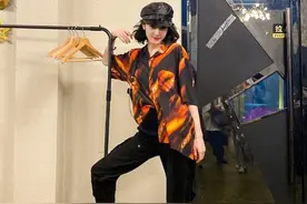 迪丽热巴罕晒“男装照”，花衬衫配工装裤，比老板杨幂还酷飒图片