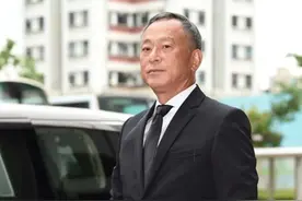 陈木胜出殡现场：数十名大汉举黑伞撑黑布，杜琪峰成龙杨受成扶灵图片