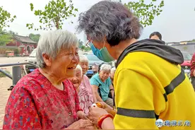 “鸭妈妈”走街串巷过端午图片