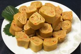 老阿姨做豆腐卷，比啥都香，并且简单易学，你也可以试一下！图片